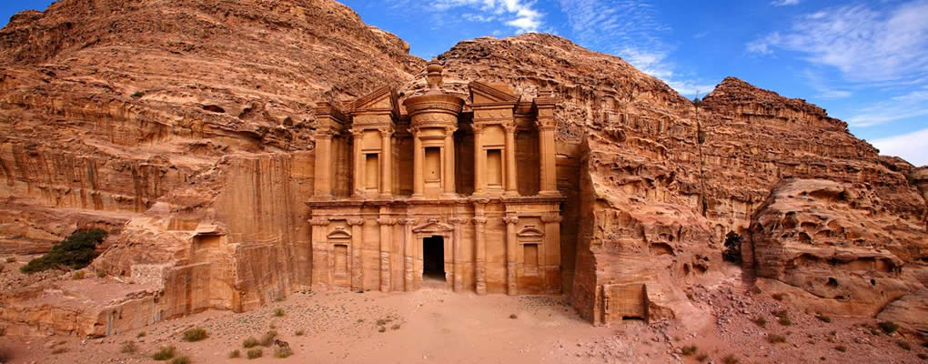 Imagen de Petra de la fachada en esta guía de viaje a Jordania