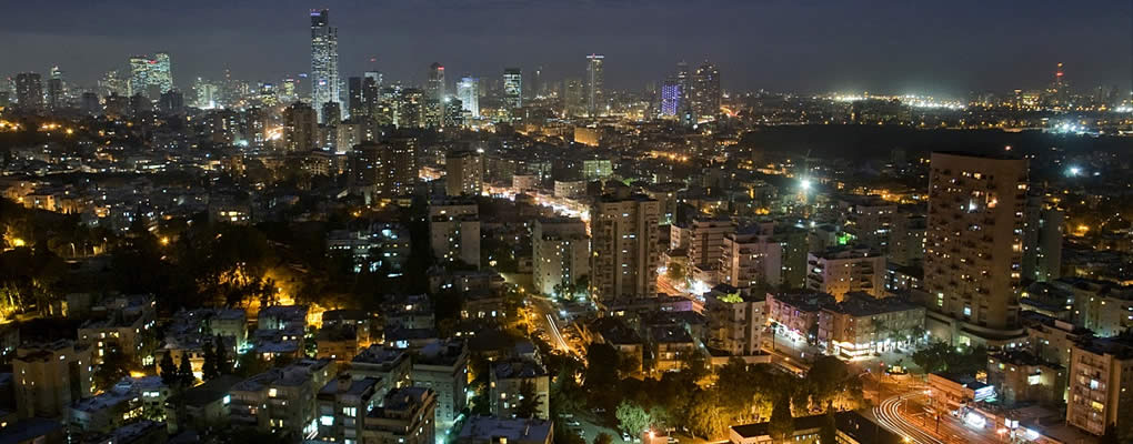 Ciudad de Tel Aviv por la noche con iluminación nocturna