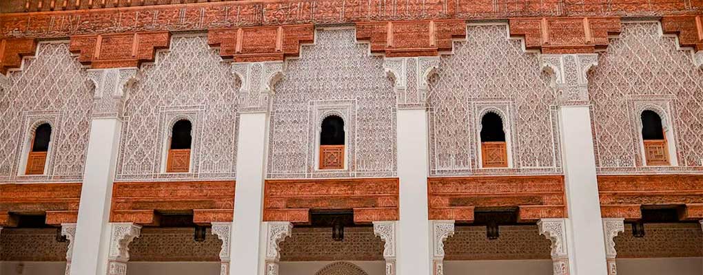 Fachada con arte tradicional de Marruecos en mármol y madera