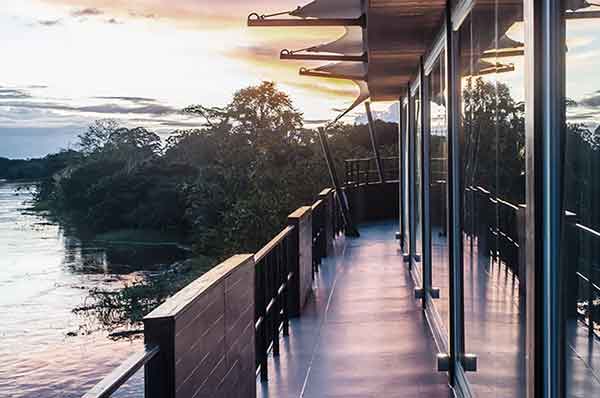 Vistas al atardecer crucero de lujo en Perú en el rio Amazonas