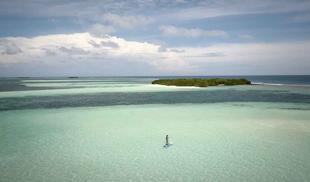 Aguas cristalinas de la laguna del Six Senses Kanuhura en Maldivas