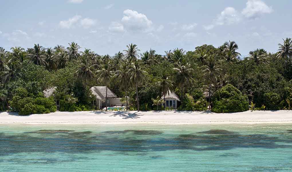 Exterior de las villas privadas en Maldivas sobre la playa