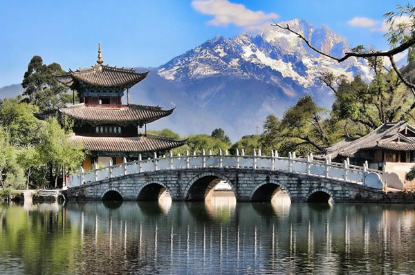 Paisaje en la zona rural de China con edificios tradicionales. 