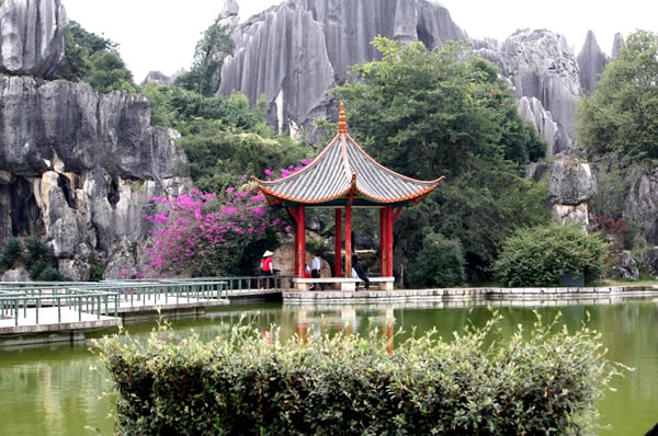 Pagoda roja en madera dentro de un jardín tradicional en China.