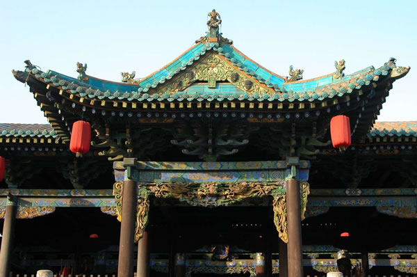 Entrada a un templo en China con decoración tradicional 