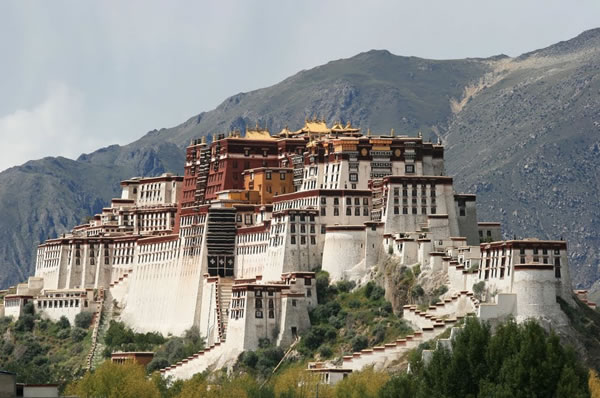 Construcción tradicional China en medio de la naturaleza 