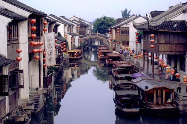 Casas tradicionales en la zona rural de China, reflejos por la tarde. 