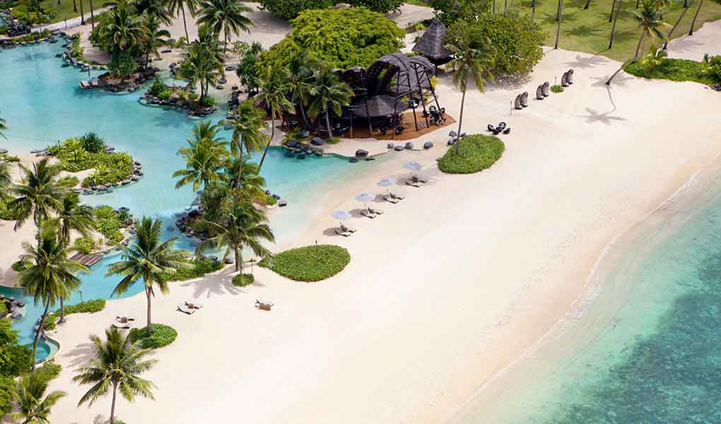Playa de arenas blancas y mar azul Fiji COMO Laucala Island