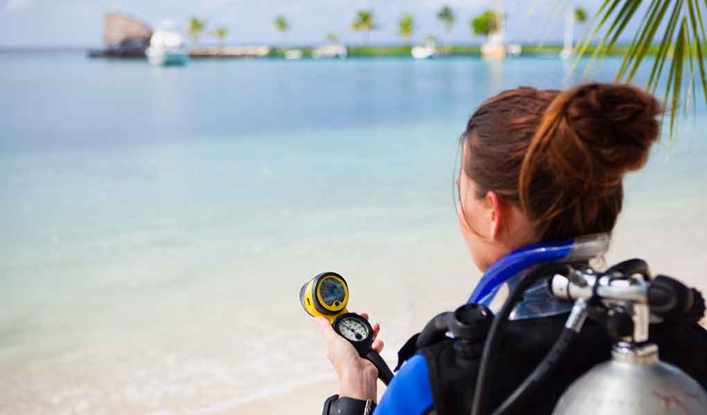Mujer de espalda equipo de buceo COMO Laucala Island Fiji