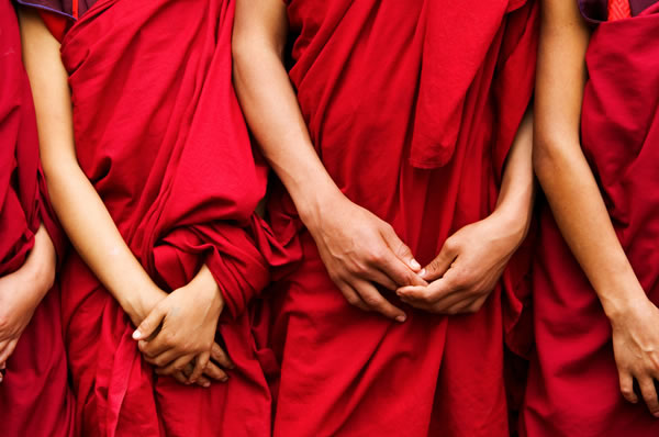 Monjes en China con su atuendo tradicional en color rojo .