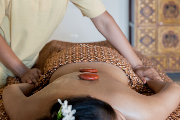 Persona de espaldas masaje Kamalaya Koh Samui