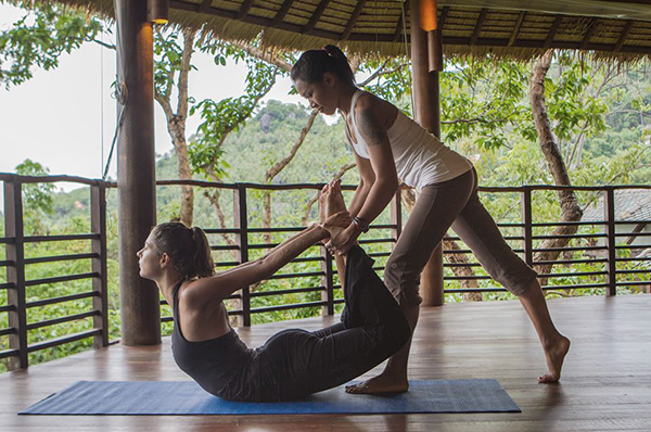 Profesor de yoga en clase privada en Kamalaya Koh Samui