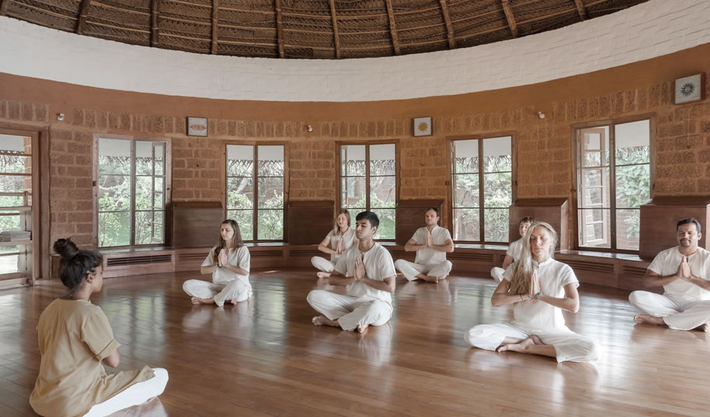 Grupo de personas haciendo Yoga en SwaSwara en Yoga Shala