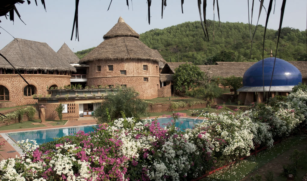 Exterior de las habitaciones estilo Konkan en SwaSwara en India