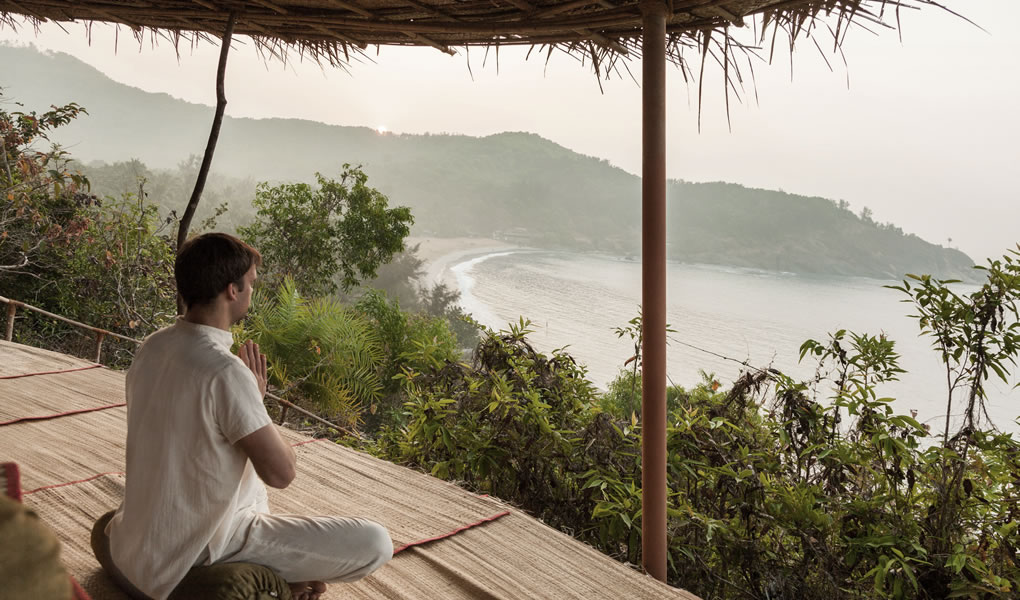 Terraza de meditación en la colina SwaSwara con vistas a Om Beach