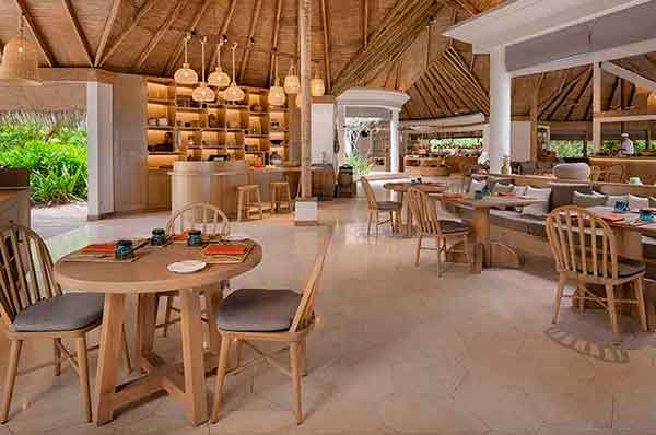 Restaurante exterior del hotel Six Senses Kanuhura en Maldivas